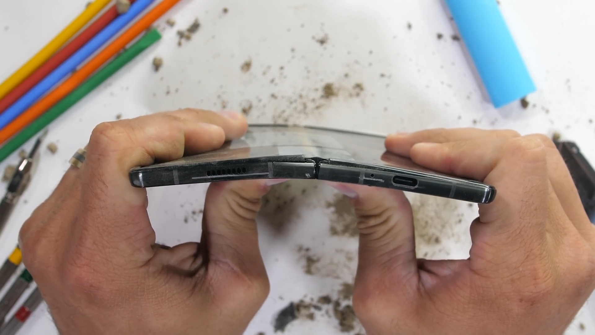 Tra tấn Galaxy Z Fold2: Khi smartphone màn hình gập còn... khó bẻ cong hơn một chiếc iPad