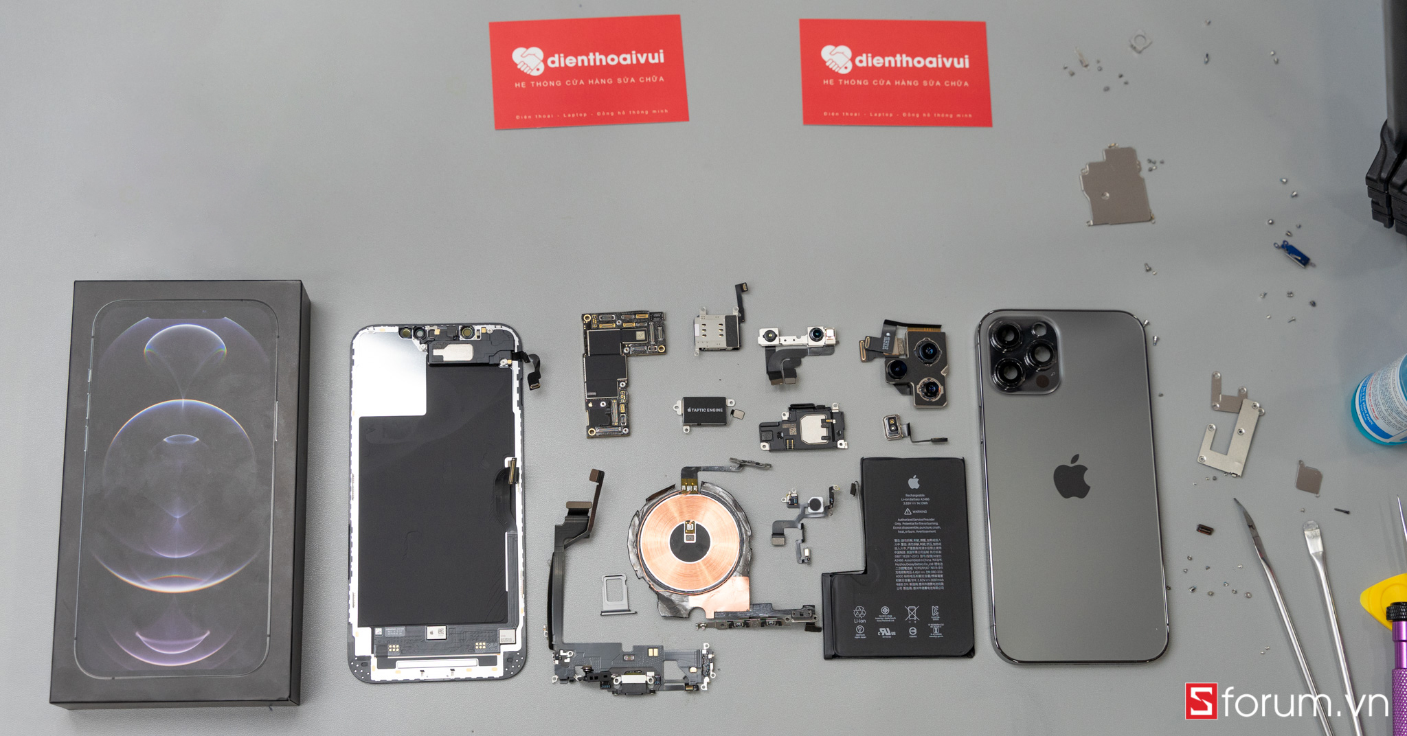 [Video] Tháo tung iPhone 12 Pro Max: Sẽ là rất tốn kém nếu bạn vô tình làm vỡ màn hình, đèn flash chiếc iPhone này...
