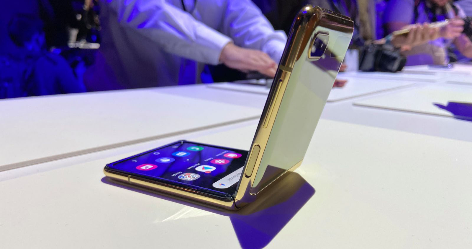 Rò rỉ cấu hình Galaxy Z Flip 3 với màn hình 120Hz 6.9 inch và chip Snapdragon 875