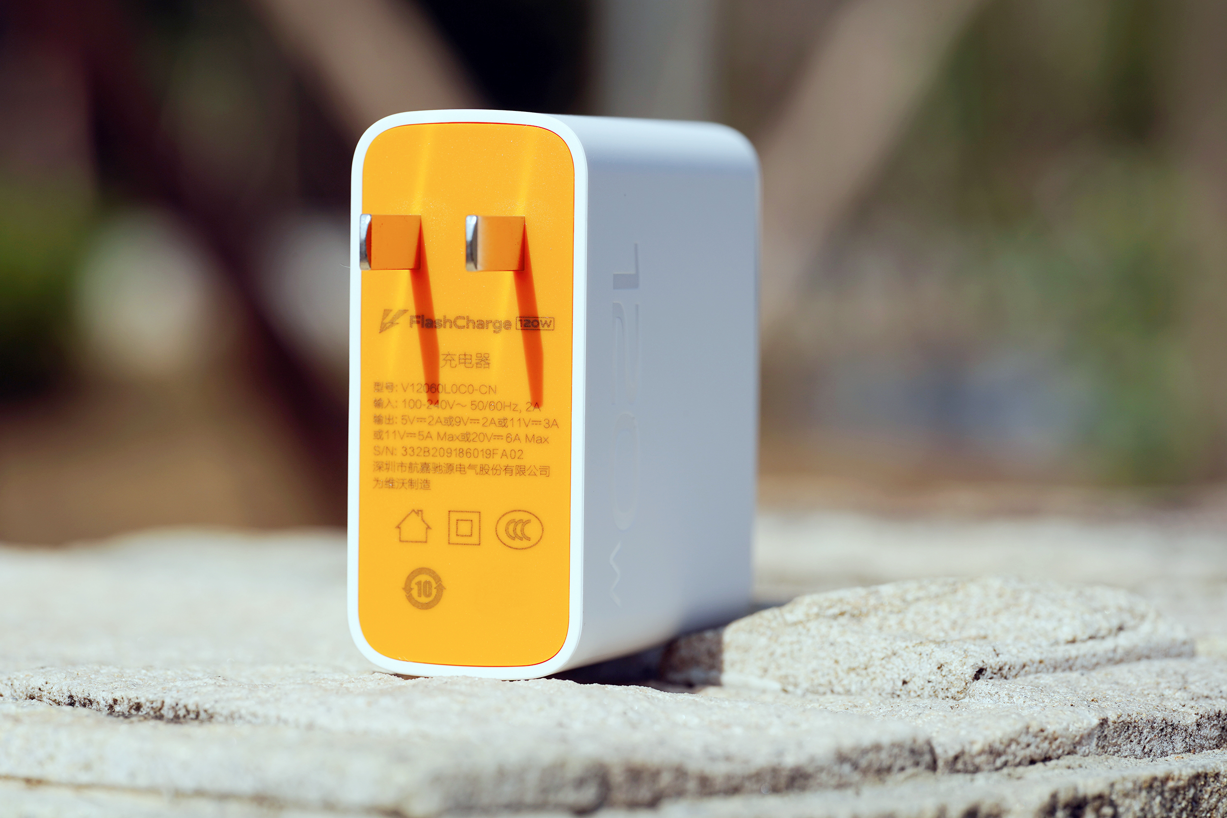 Đây là củ sạc siêu nhanh 120W của Vivo: Kích thước bằng lòng bàn tay, hỗ trợ cả công nghệ PD 65W, sạc đầy 4000mAh chỉ trong 15 phút