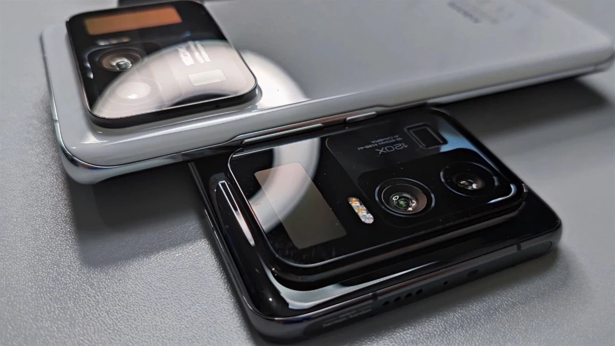Xiaomi Mi 11 Ultra lộ video trên tay: Cụm camera zoom 120X cực khủng, có thêm màn hình phụ để selfie