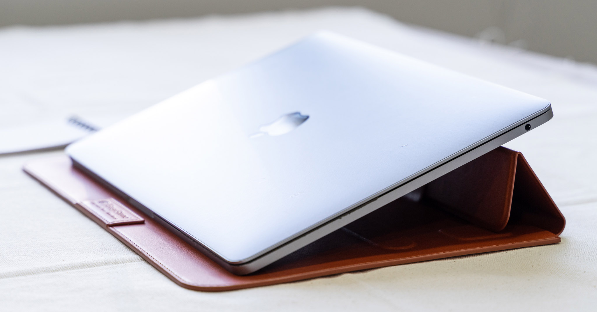 Giới thiệu túi da, chống sốc SwitchEasy EasyStand dành cho MacBook