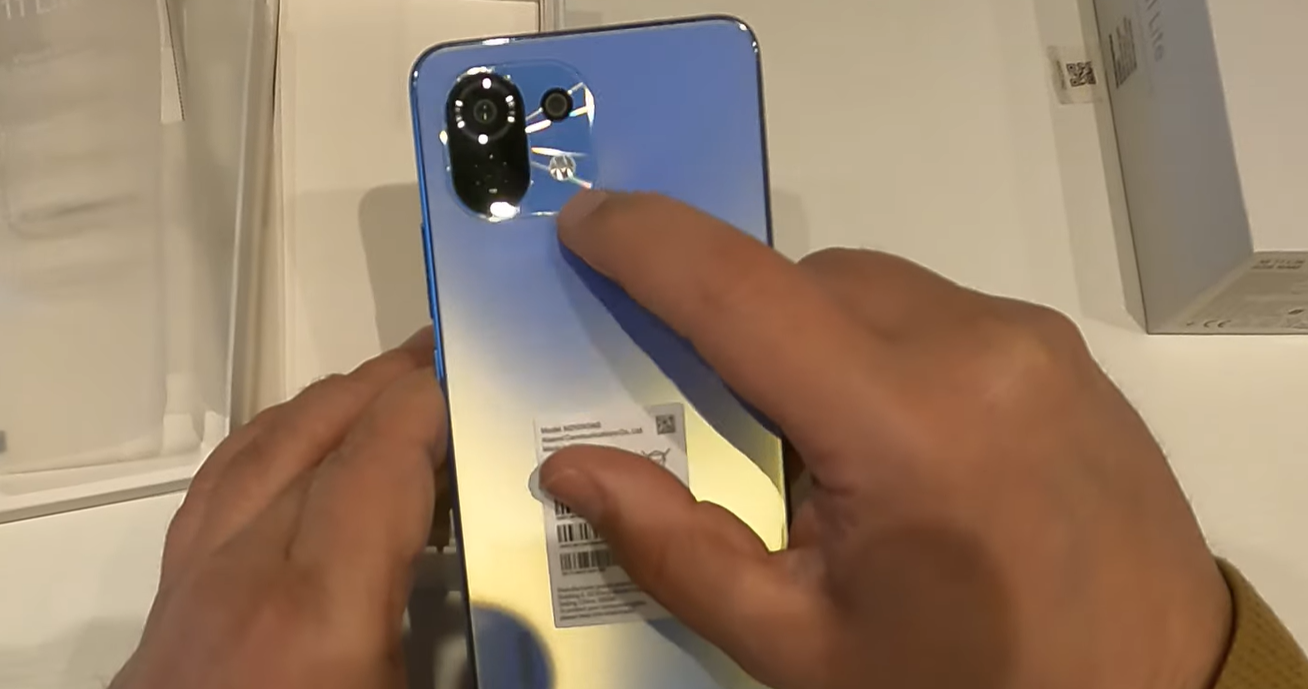 Chưa ra mắt, Xiaomi Mi 11 Lite đã lộ diện rõ nét trong video mở hộp