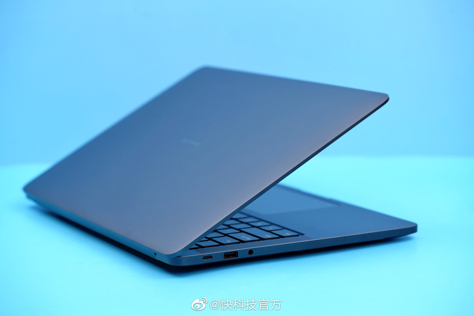 Cận cảnh Xiaomi Mi NoteBook Pro X 15: Laptop có màn hình OLED 3.5K giá dưới 30 triệu đồng