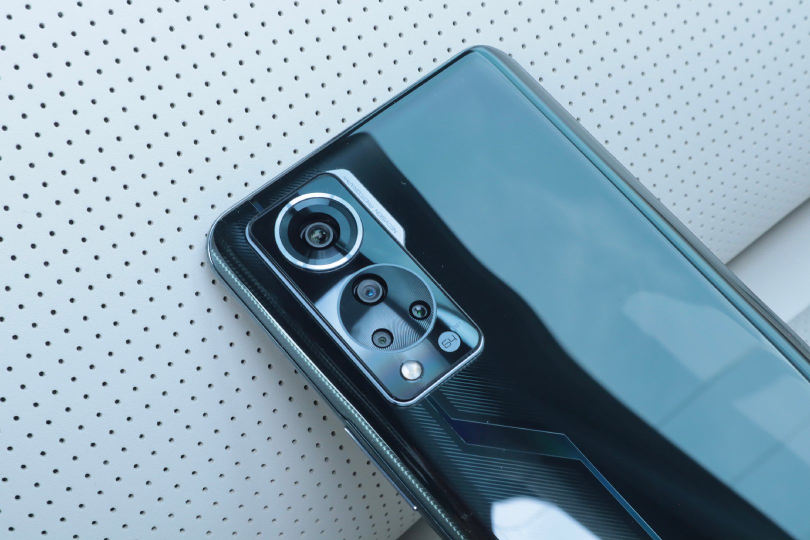 Cận cảnh ZTE Axon 30 5G: Smartphone trang bị công nghệ camera ẩn dưới màn hình thế hệ 2