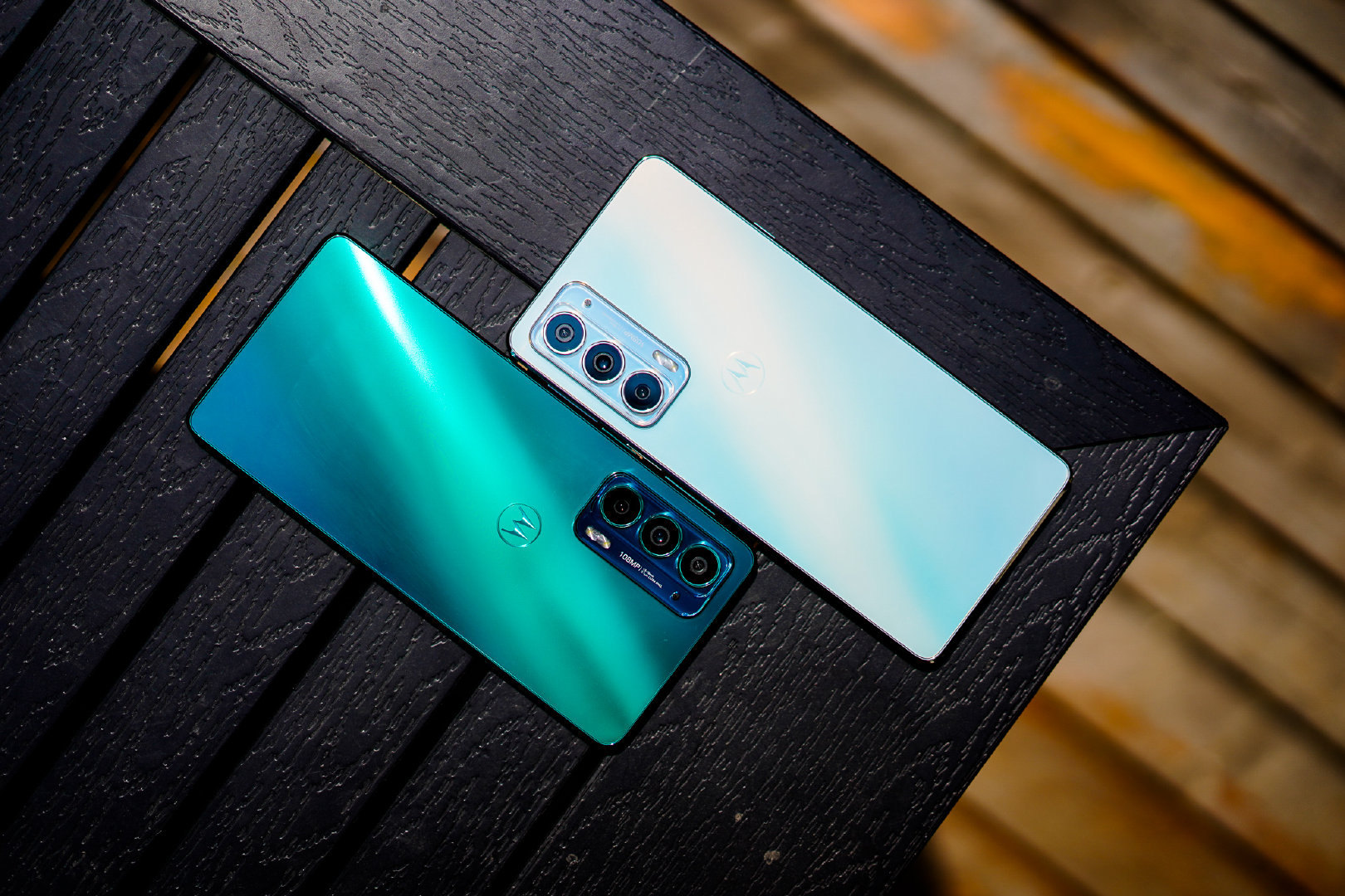 Trên tay Motorola Edge Lite (Luxury Edition): Thiết kế giống OPPO Reno6, giá 9.2 triệu nhưng có màn hình OLED 144Hz, camera 108MP