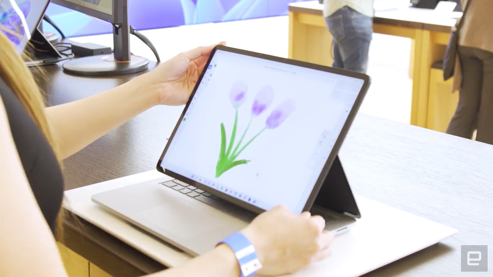 Cận cảnh Surface Laptop Studio: Thiết kế đa dụng ấn tượng, màn hình 120Hz cao cấp nhưng rất dày và nặng