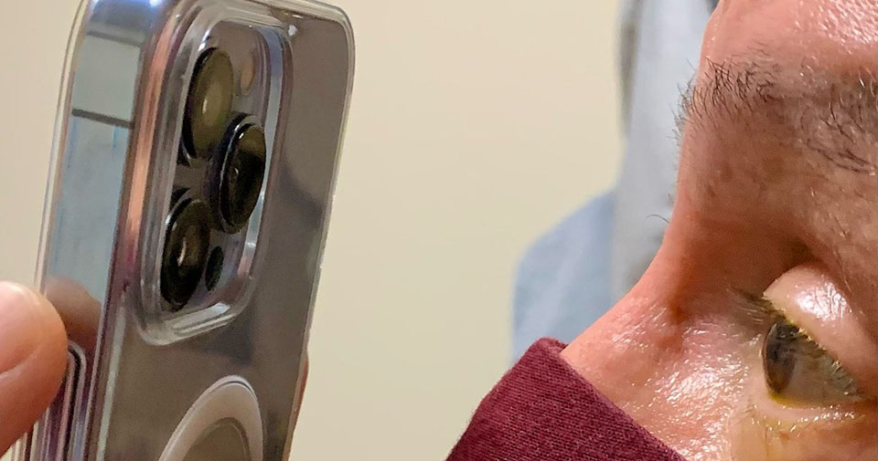 Một bác sĩ dùng camera macro của iPhone 13 Pro để kiểm tra mắt bệnh nhân