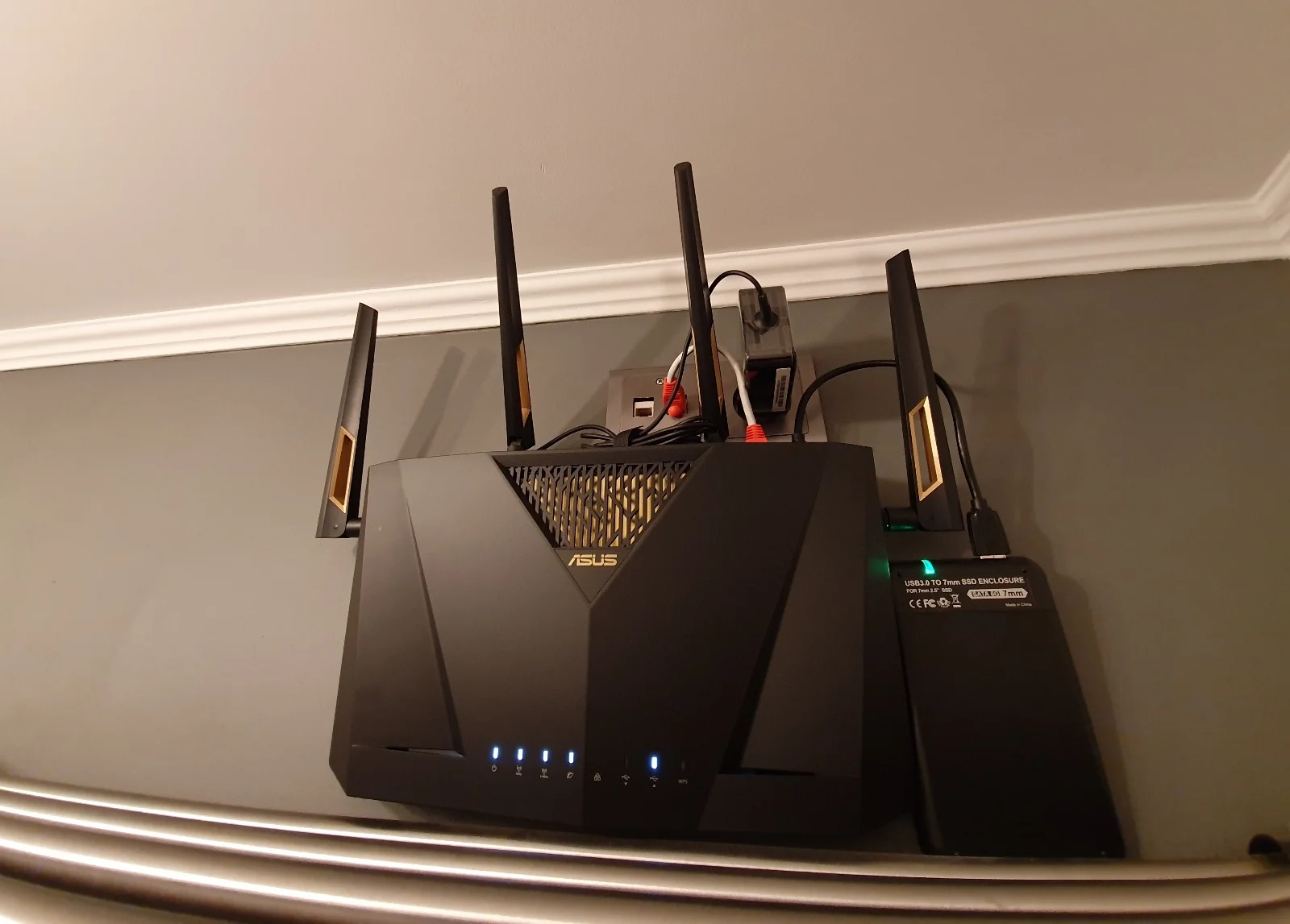 Gắn router Wi-Fi lên tường, tưởng chừng cho vui nhưng mang lại rất ...