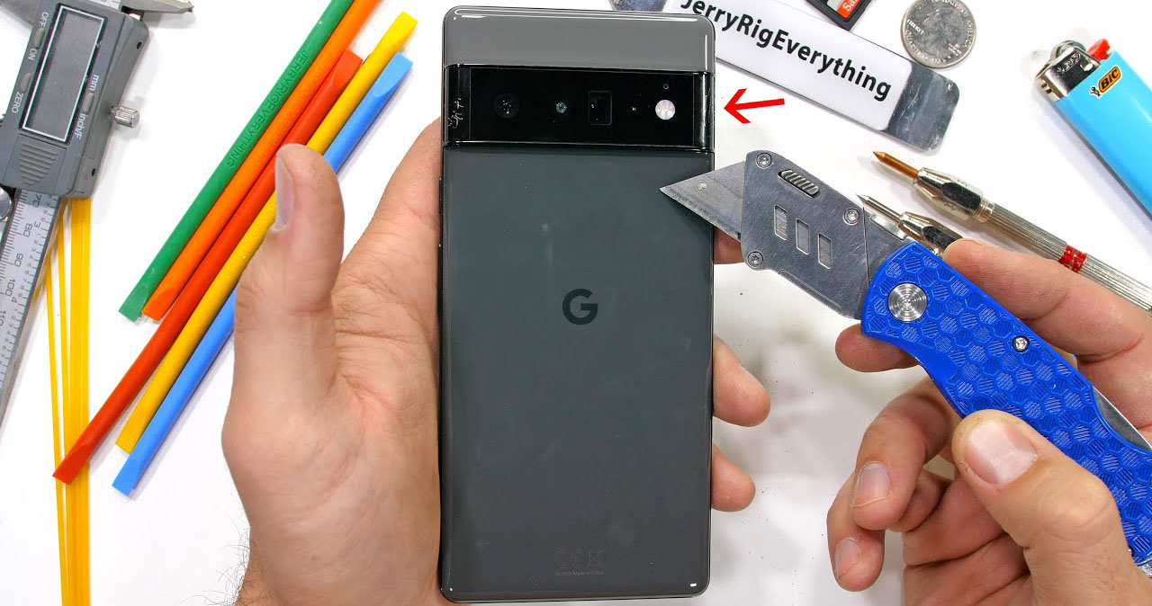 Google Pixel 6 Pro liệu có sống sót sau màn tra tấn bằng dao rọc giấy, hơ lửa và bẻ cong?