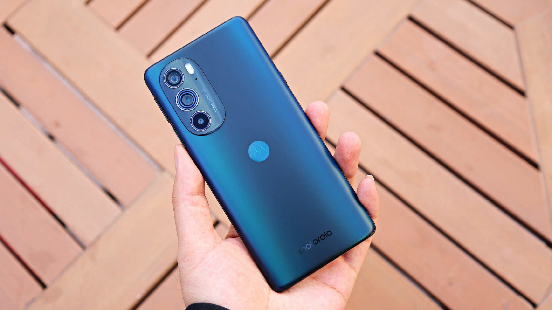Trên tay Motorola Edge X30: Smartphone đầu tiên trên thế giới dùng chip Snapdragon 8 Gen 1, giá chỉ 11 triệu đồng