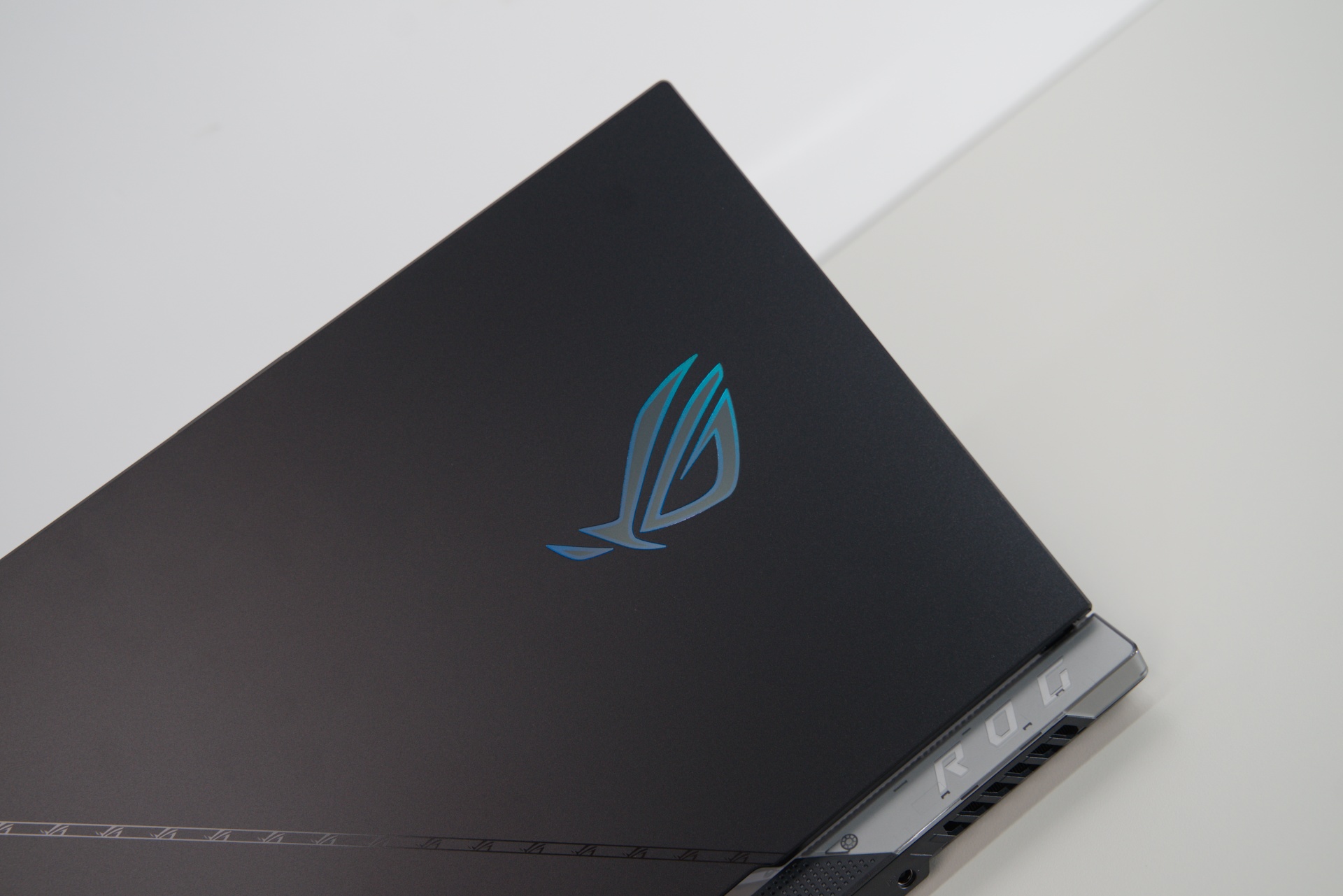 ASUS chính thức mang ROG Strix SCAR 17 – Laptop Gaming trang bị RTX 3080Ti đầu tiên về Việt Nam