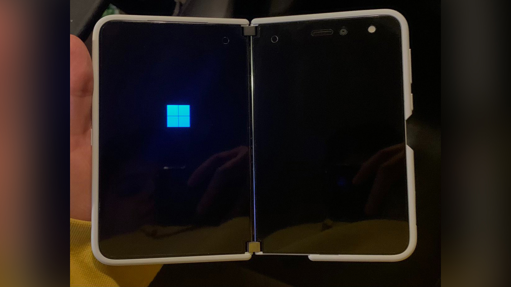 Cài đặt thành công Windows 11 lên smartphone hai màn hình Surface Duo
