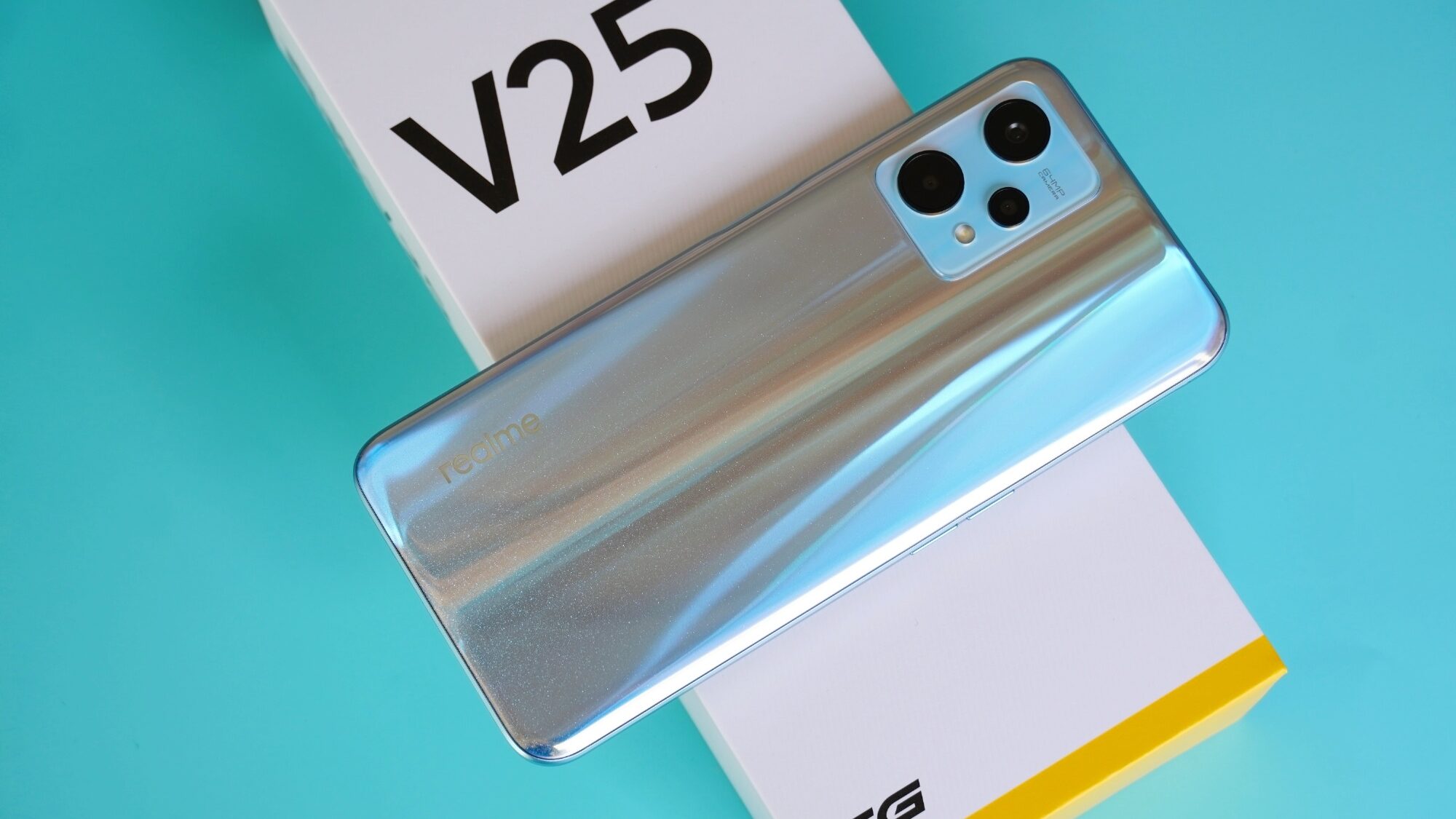Trên tay "anh em sinh đôi" với realme 9 Pro: Giá rẻ hơn mà lại có bộ nhớ lớn hơn