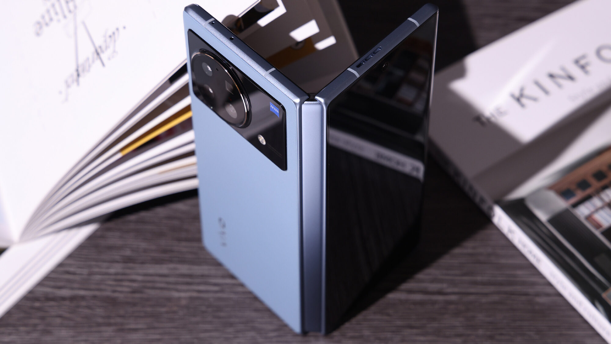 Trên tay vivo X Fold: Smartphone màn hình gập đầu tiên của vivo có gì hấp dẫn?