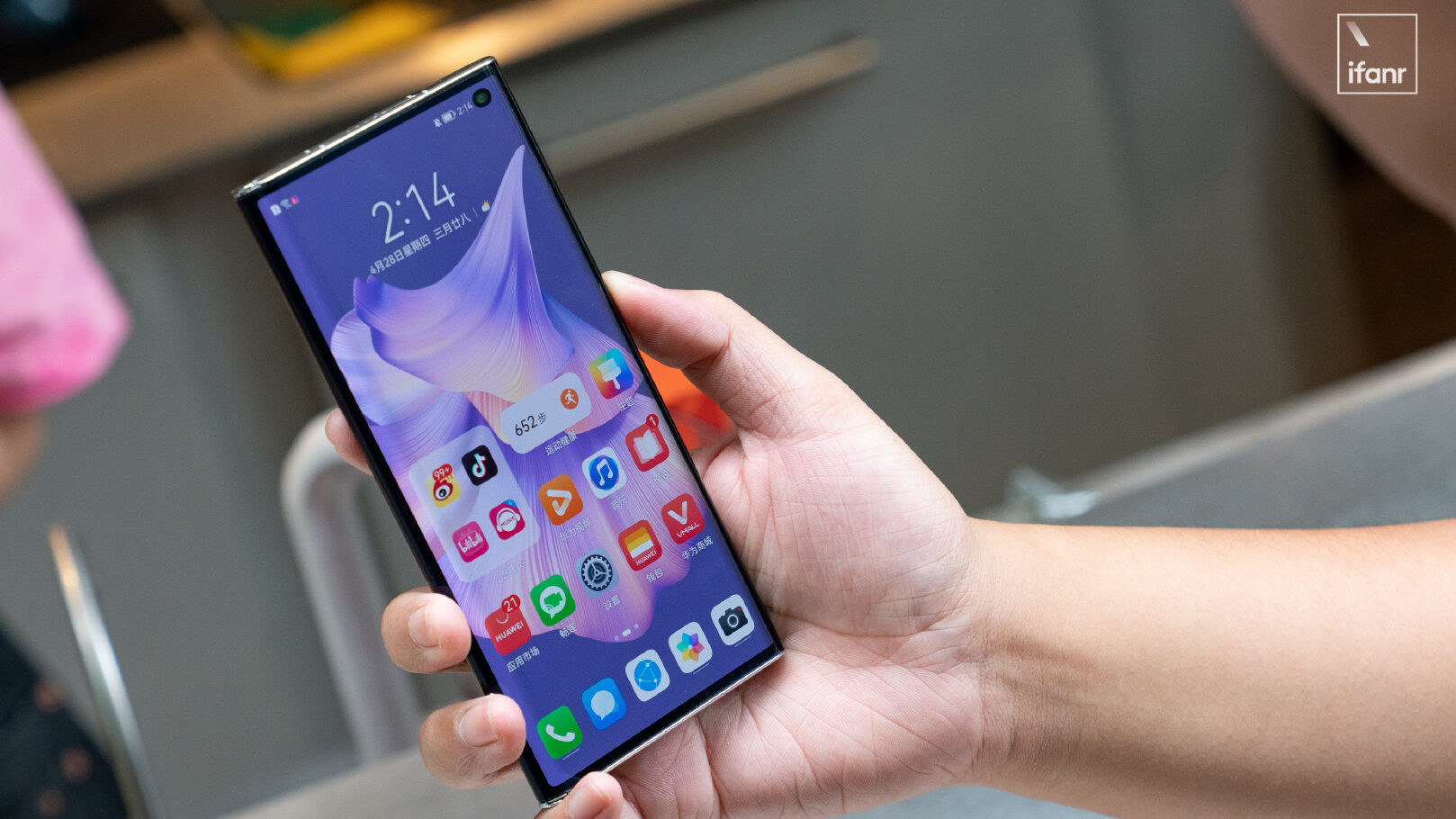 Mời tải về bộ hình nền Huawei Mate XS 2 dành cho smartphone màn hình gập