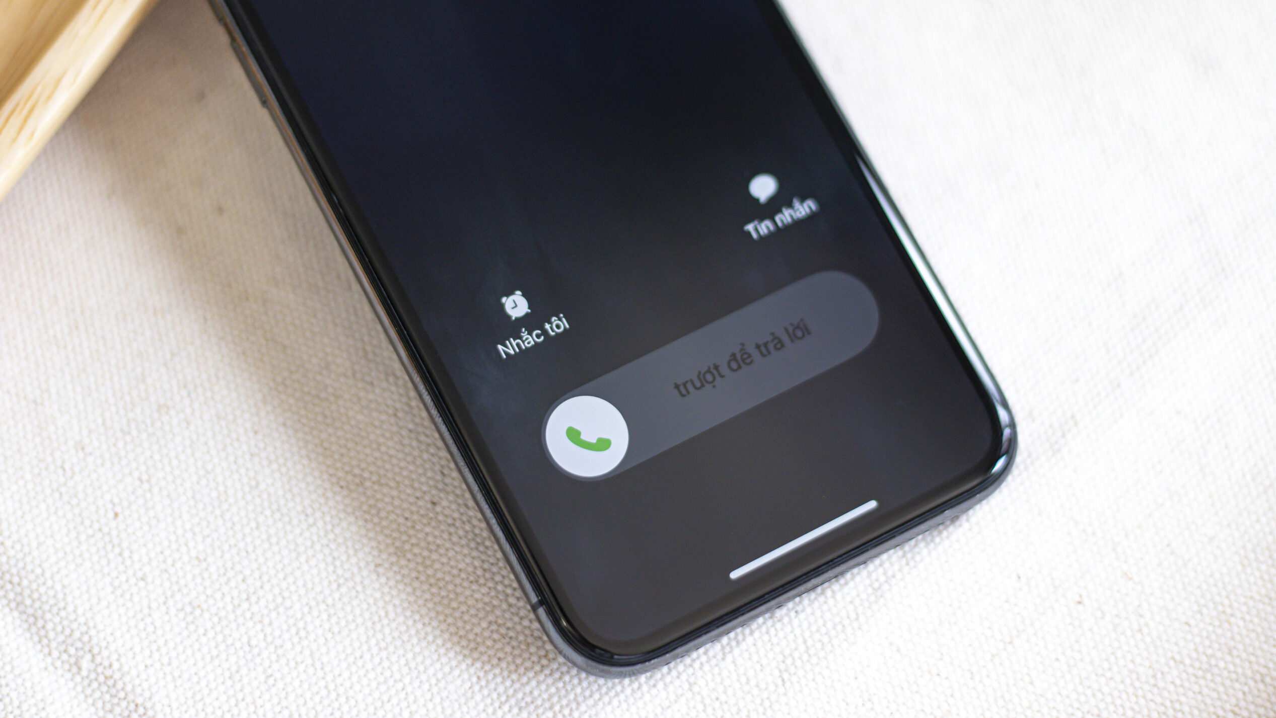 Bao năm iPhone vẫn không có nút từ chối cuộc gọi ở màn hình khóa, cứ tưởng lỗi nhưng... hóa ra không phải vậy