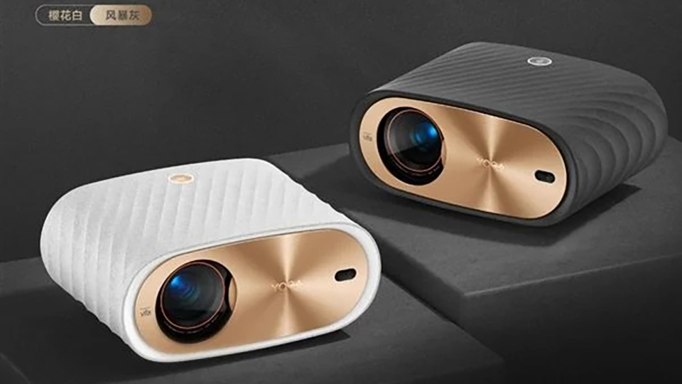 Máy chiếu thông minh Lenovo YOGA 7000 ra mắt với độ phân giải 8K, độ sáng 2400 ANSI lumens