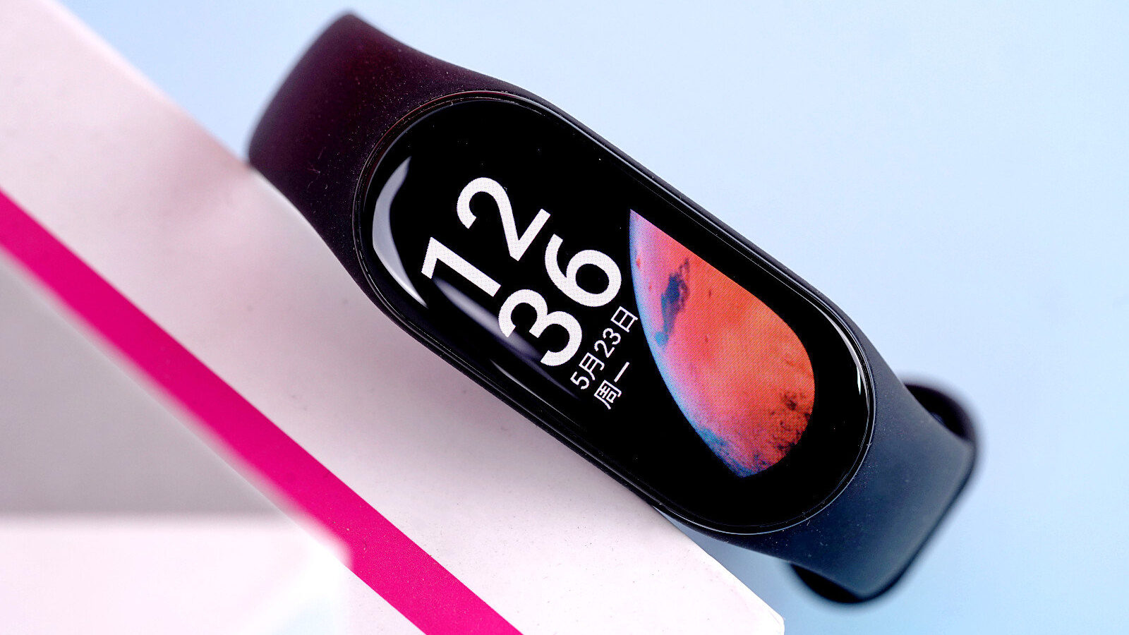 Trên tay Xiaomi Mi Band 7: Ít nâng cấp, giá đắt hơn Mi Band 6 Trên tay Xiaomi Mi Band 7: Ít nâng cấp, giá đắt hơn Mi Band 6