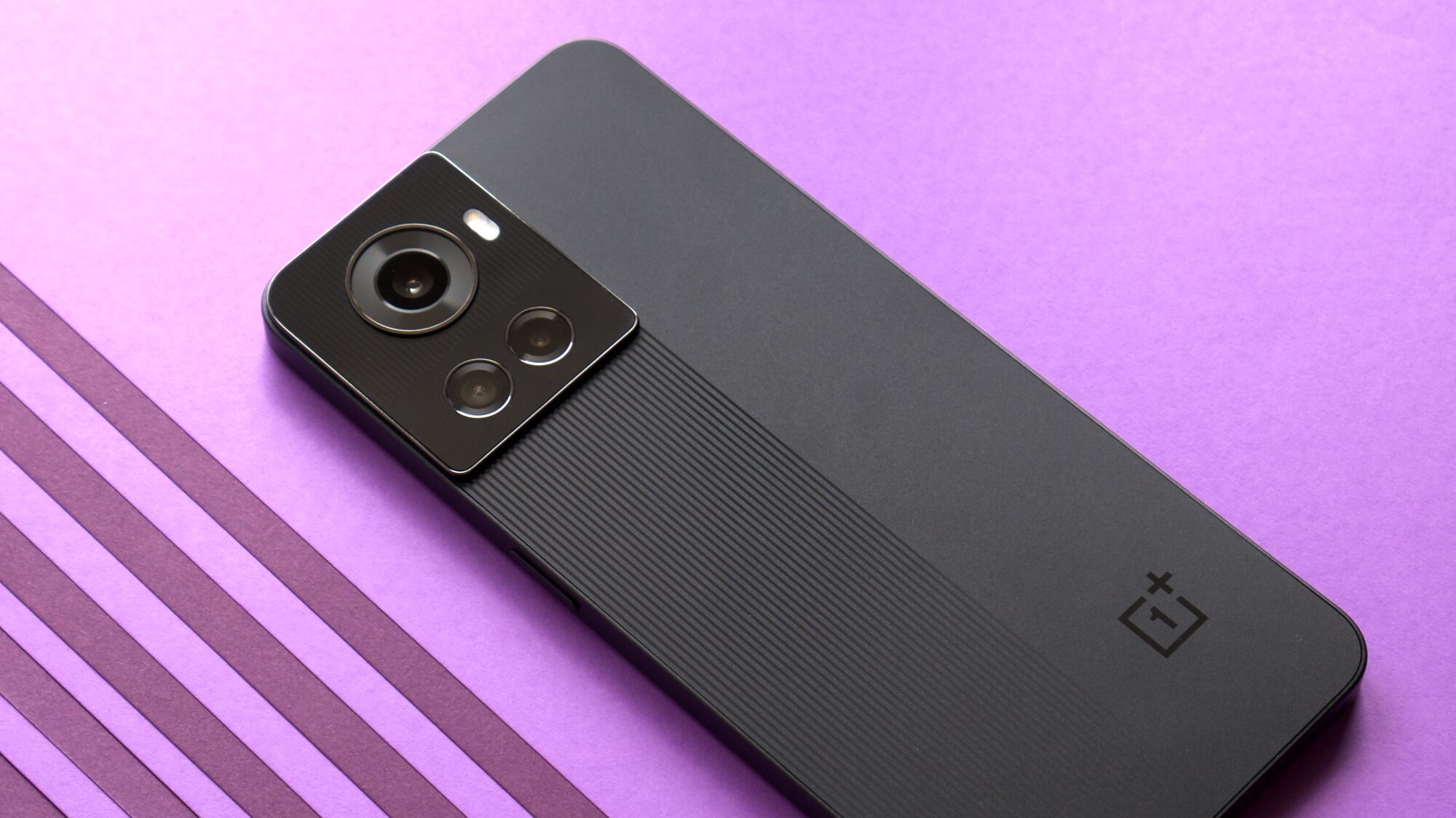 Cận cảnh OnePlus 10R: Phiên bản đổi tên của OnePlus Ace, thiết kế mới, có 2 bản 80W và 150W, giá từ 11.6 triệu đồng