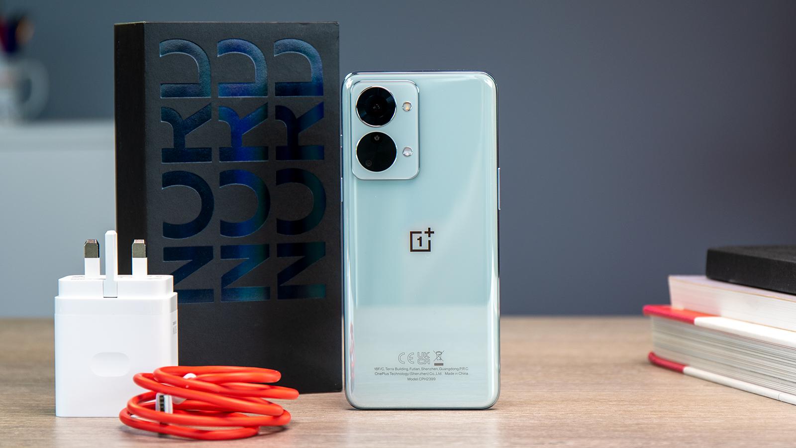 Trên tay OnePlus Nord 2T: Thiết kế đẹp, chip Dimensity 1300 đầu tiên trên thế giới, sạc nhanh 80W, giá 9.7 triệu