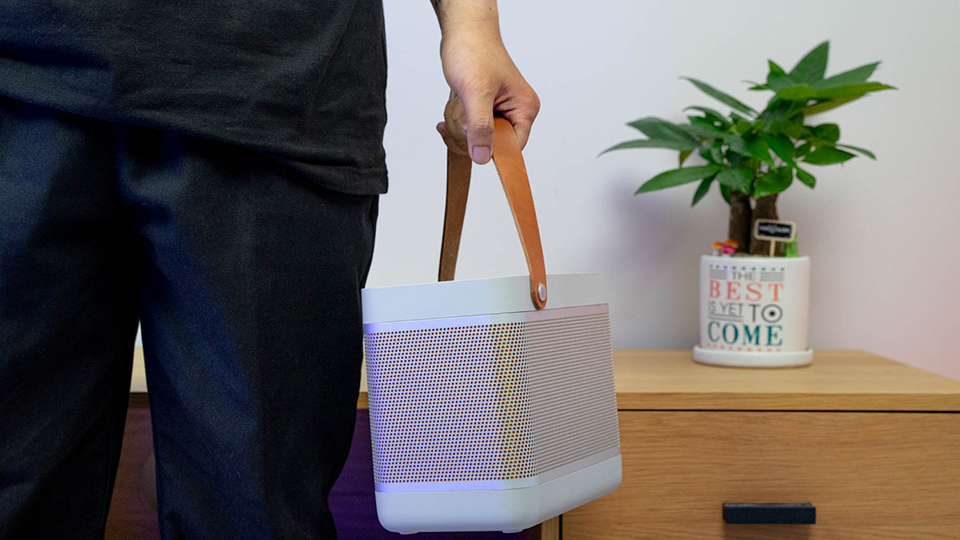 Trên tay và trải nghiệm nhanh loa di động B&O Beolit 20: Sự giao thoa giữa cổ điển và hiện đại
