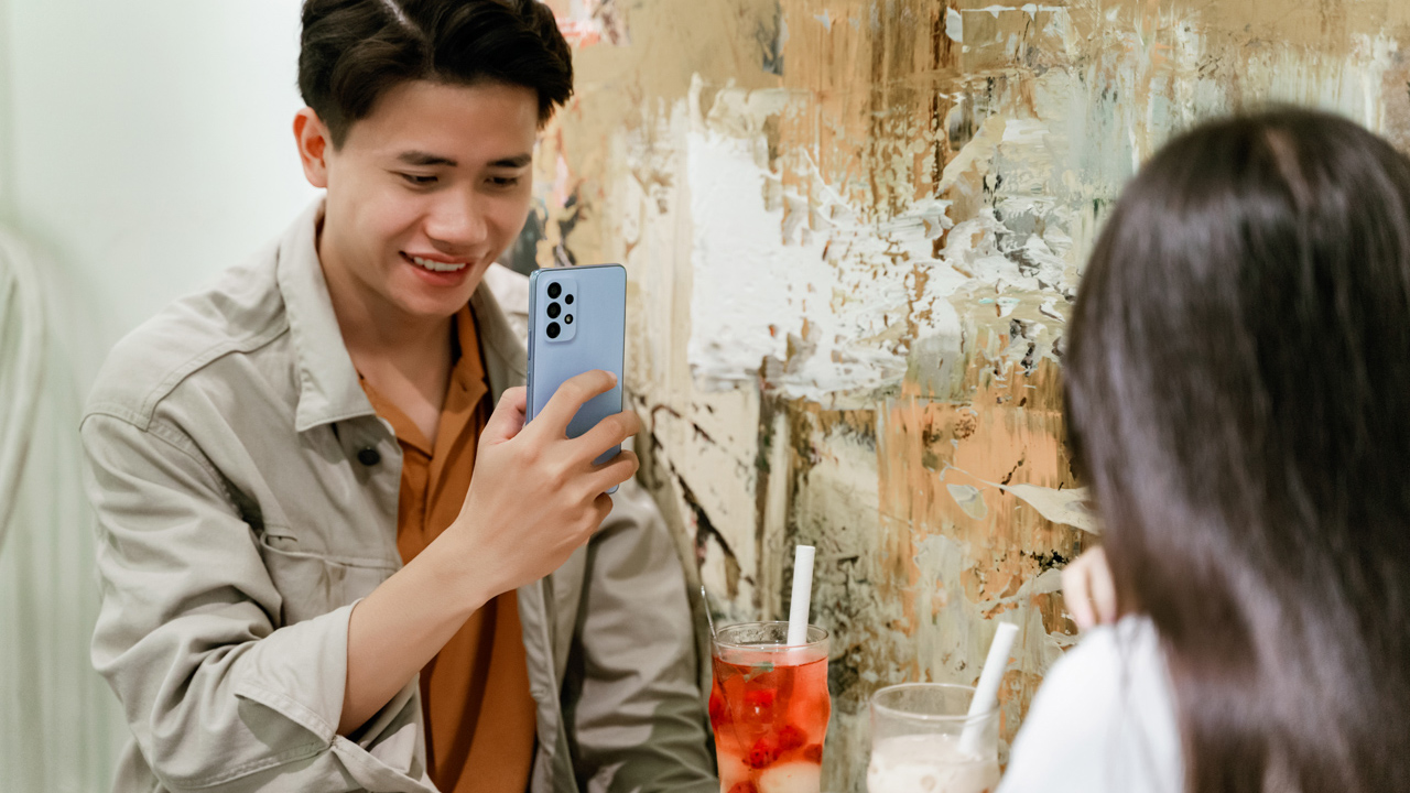 Cầm Samsung Galaxy A53 5G: Vô tư sống ảo, check-in thoải mái, chẳng lo ngại gì Cầm Samsung Galaxy A53 5G: Vô tư sống ảo, check-in thoải mái, chẳng lo ngại gì