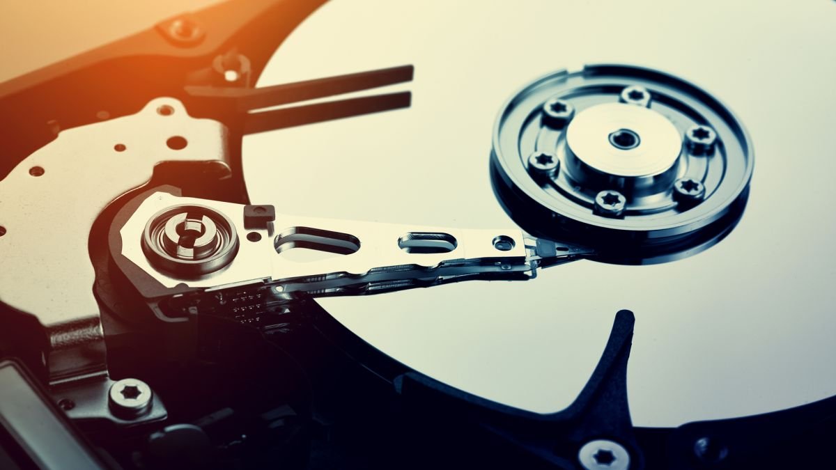 SSD đang quá nhanh và ngày càng rẻ, tương lai của HDD giờ đây không khác gì "tiền đồ" của chị Dậu