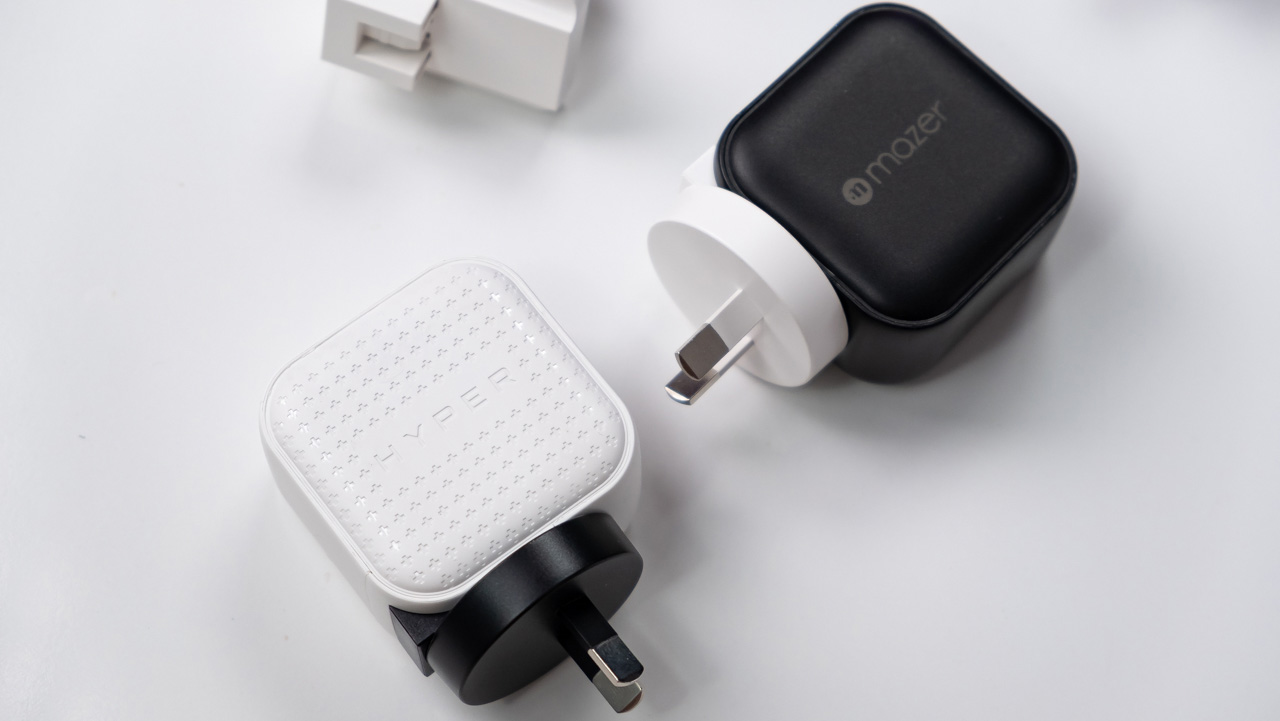 So sánh HyperJuice 66W GAN Charger và Mazer Infinite Boost Supermini GAN66W: Mèo nào cắn mỉu nào?