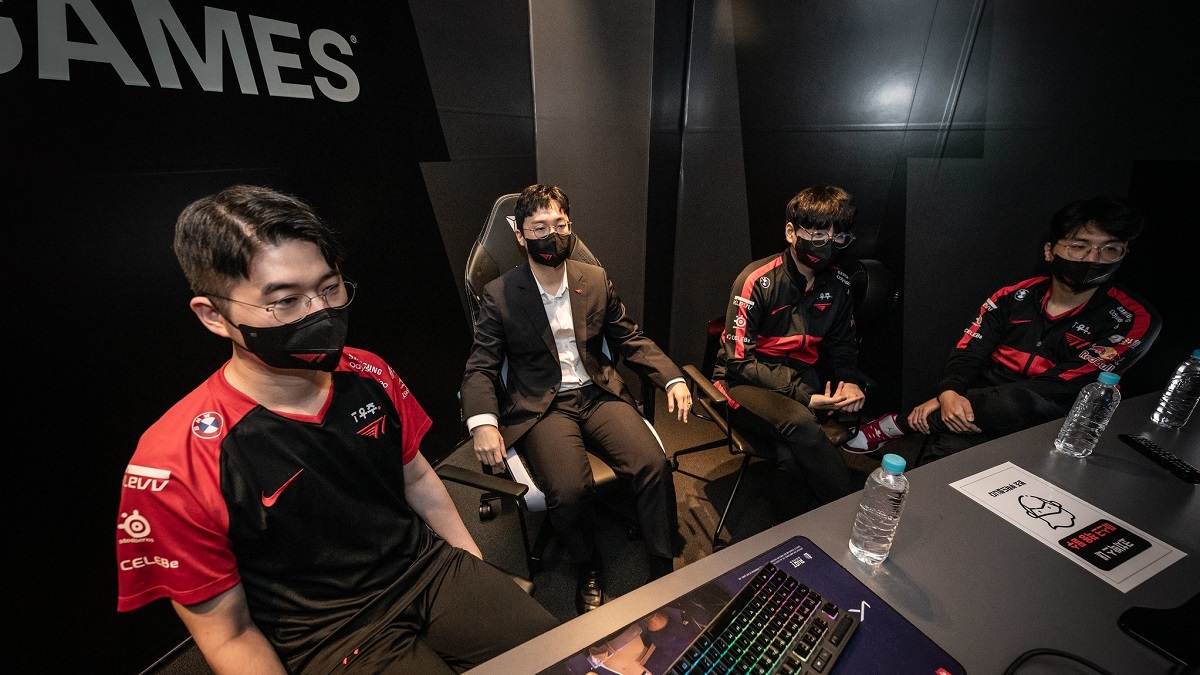 LMHT: Fan T1 thuê xe tải đến LOL Park để "khủng bố" đội tuyển của mình LMHT: Fan T1 thuê xe tải đến LOL Park để "khủng bố" đội tuyển của mình