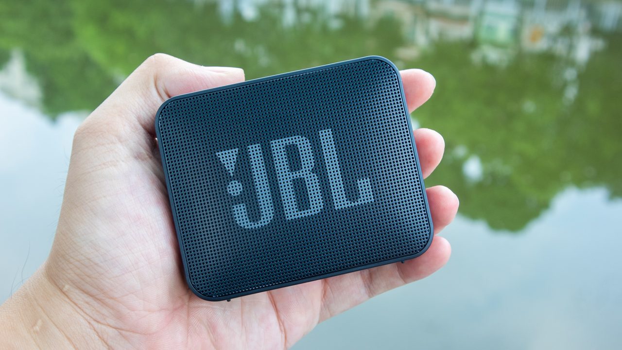 Trên tay loa Bluetooth JBL Go Essential: Nhỏ nhưng "võ" đầy mình, chất âm sống động, kháng nước IPX7, pin “trâu” 5 giờ