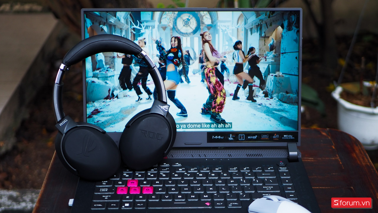 Trên tay ASUS ROG Strix Go 2.4: Tai nghe chơi game không dây đỉnh cao với mic chống ồn AI tiên tiến