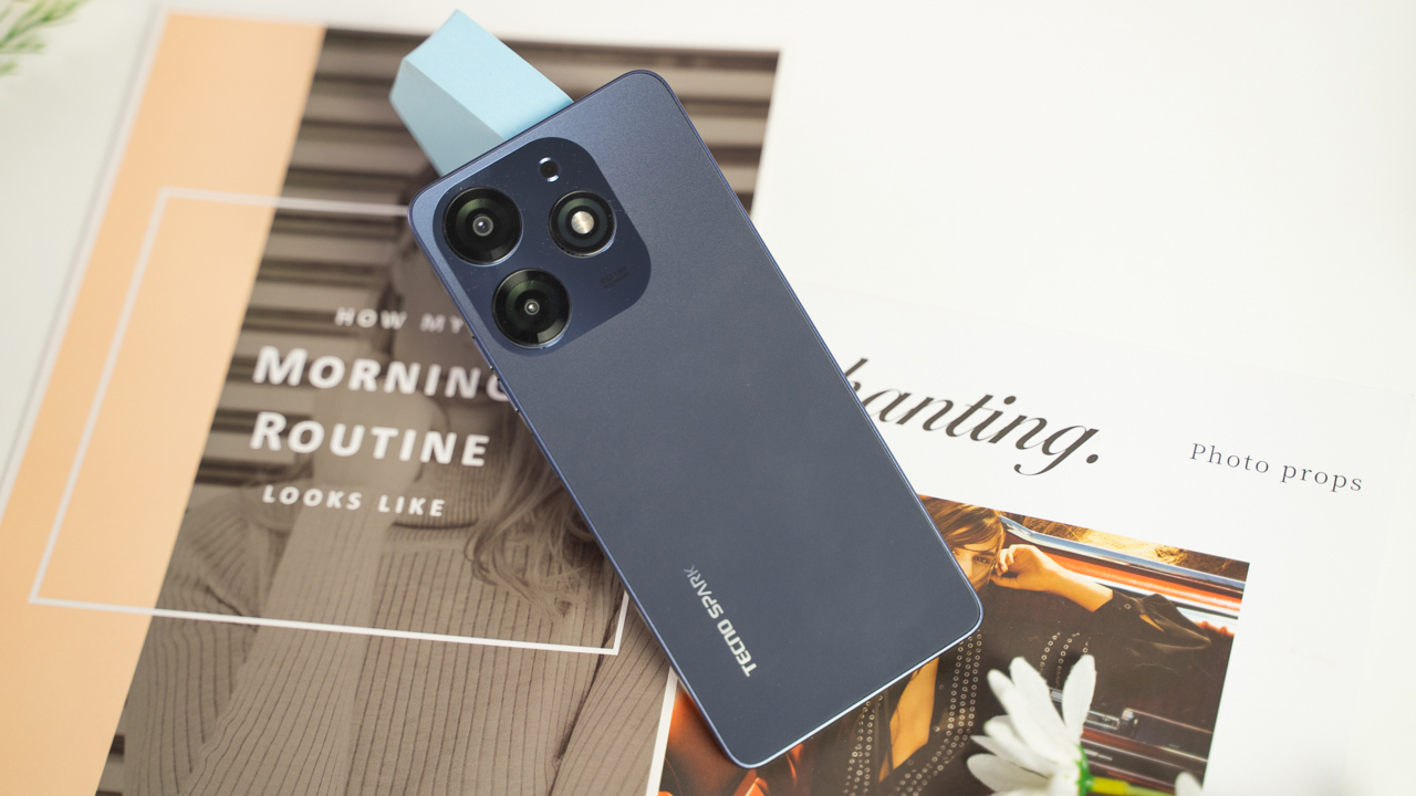 Trên tay chiếc smartphone đầu tiên ở Việt Nam có mặt lưng giống như 14 Pro Max, 16GB RAM nhưng giá chỉ bằng 1/7