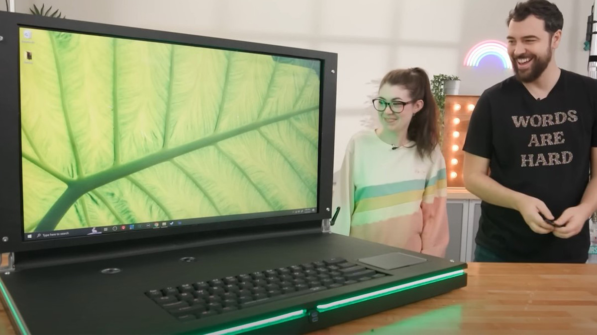 Youtuber chế tạo laptop lớn nhất thế giới, sở hữu màn hình lên tới 43 inch