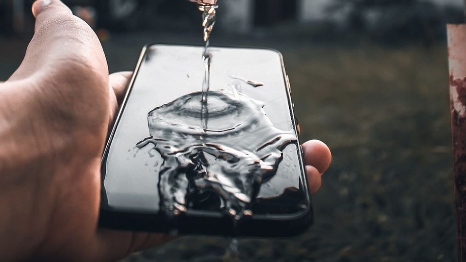 8 hiện tượng thường gặp khi iPhone bị vào nước
