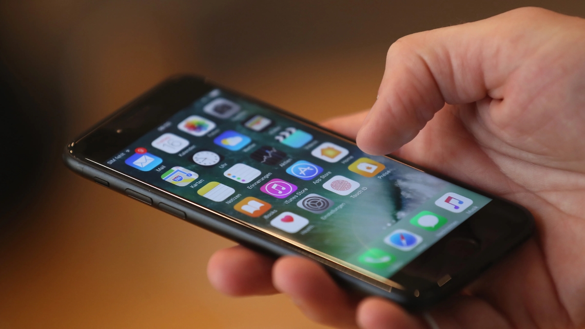 Mách bạn 7 dấu hiệu cảnh báo iPhone có thể đang bị theo dõi