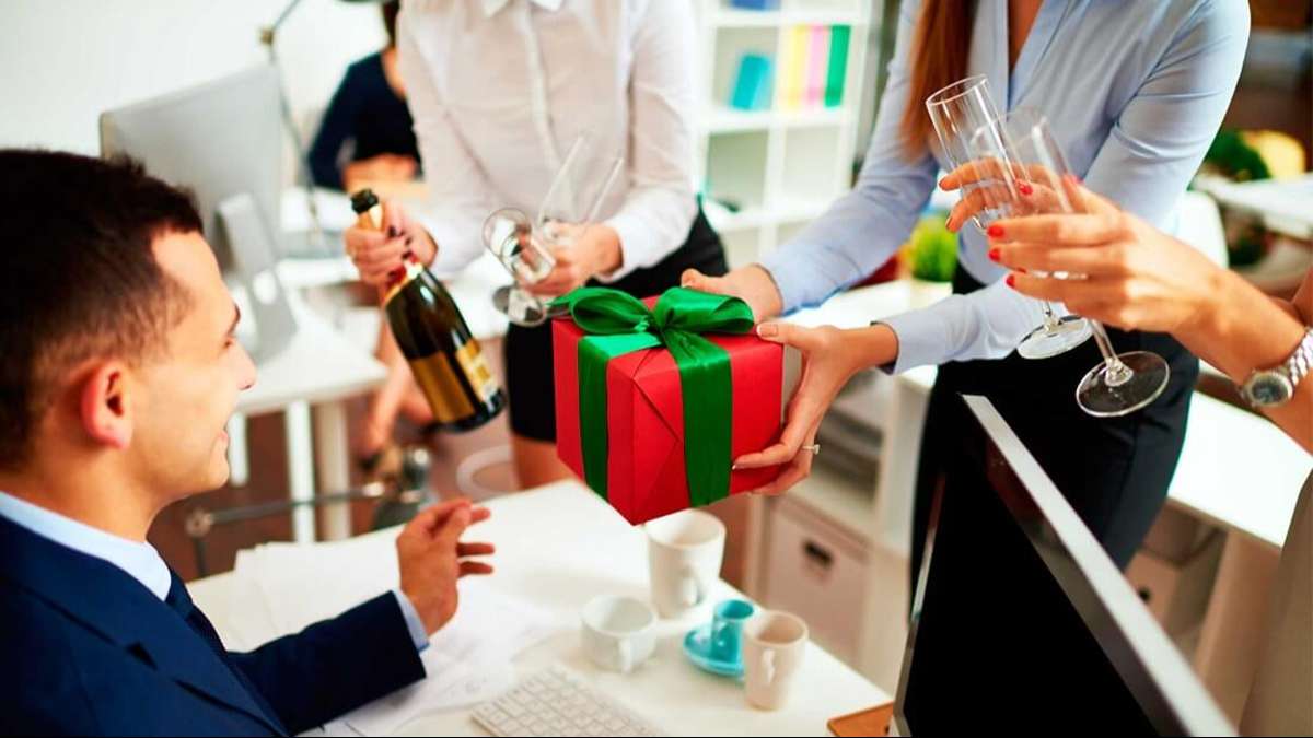 Nói gì khi biếu quà Tết? Cách nói khi tặng quà giúp ghi điểm