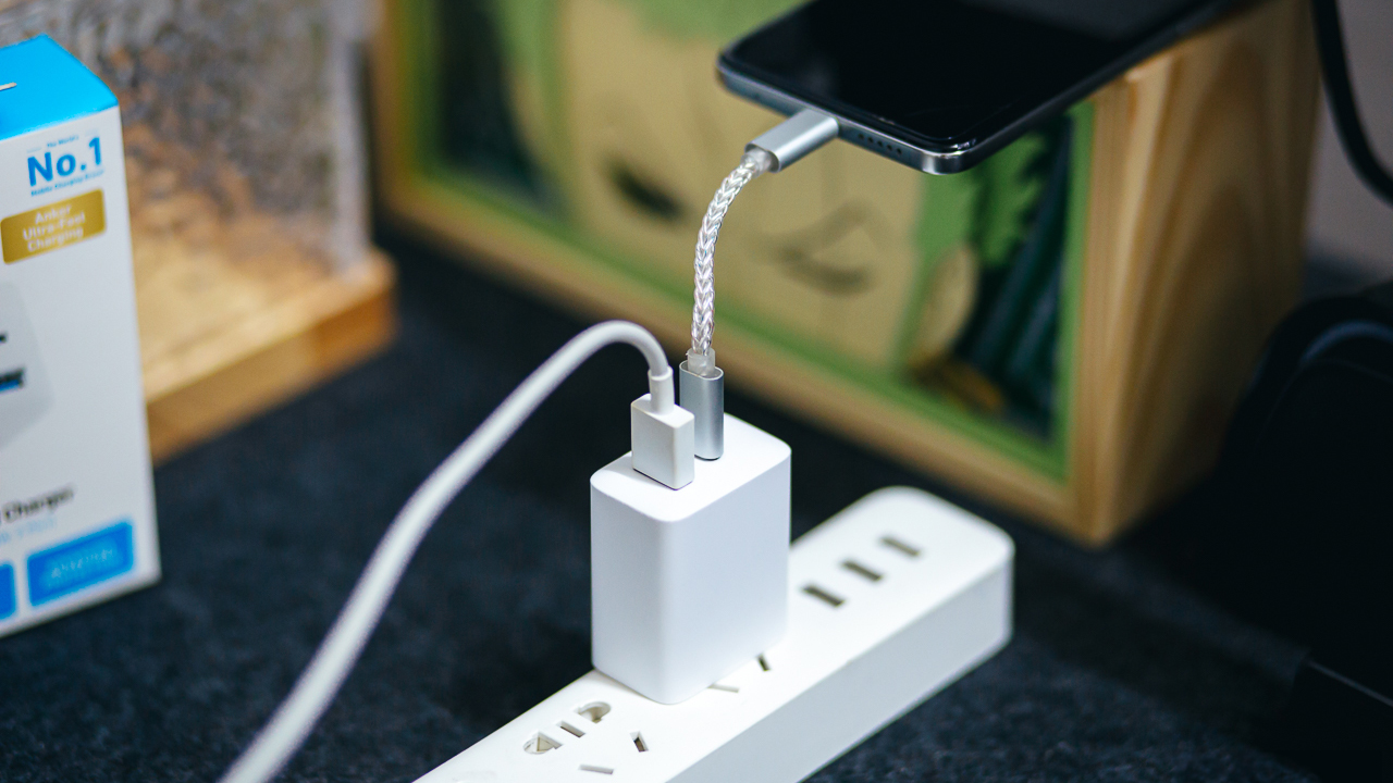 Trên tay củ sạc nhà nào cũng cần: Thương hiệu Anker, công suất 20W, 2 cổng tiện lợi mà chưa tới 200K